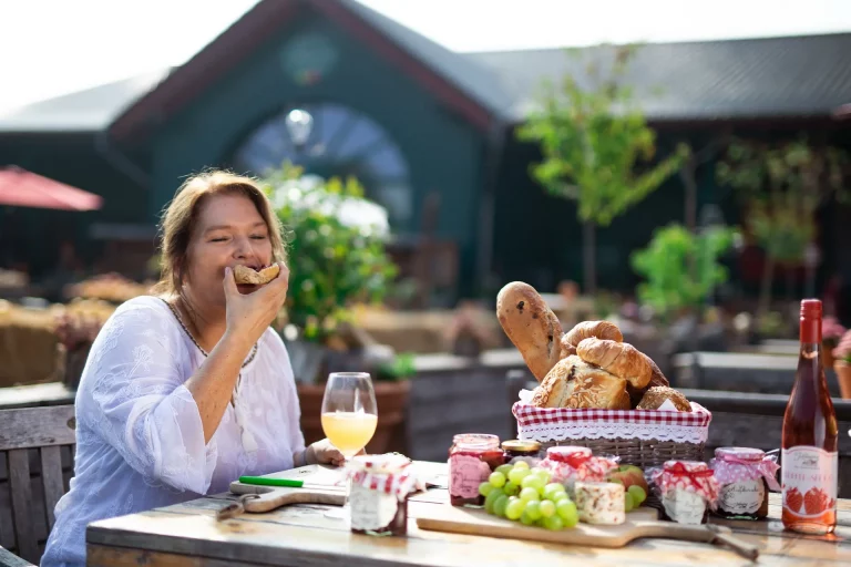 Leckeres Osterbuffet bei Sonnenschein auf dem Krewelshof.
