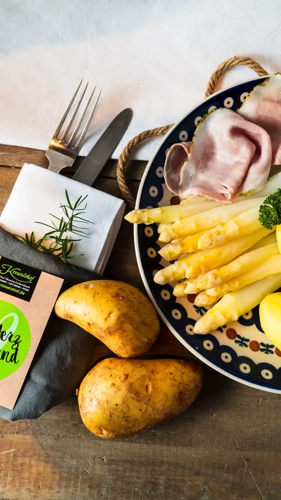 Leckeres Spargelgericht mit Schinken, Kartoffeln und Sauce Hollandaise auf dem Krewelshof EIFEL.