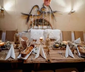 Rustikale Dekoration mit viel Holz und Fellen für Ihre Hofhochzeit auf dem Krewelshof.