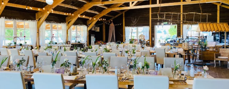 Festlich gedeckter Hochzeitssaal für Ihre Hochzeit auf dem Krewelshof.