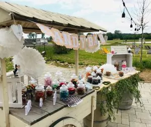 Bunte Süßigkeiten-Bar als kreatives Highlight auf Ihrer Hochzeit auf dem Krewelshof.