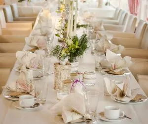 Wunderschön romantisch dekorierte Tafel in der Hochzeitslocation Krewelshof.