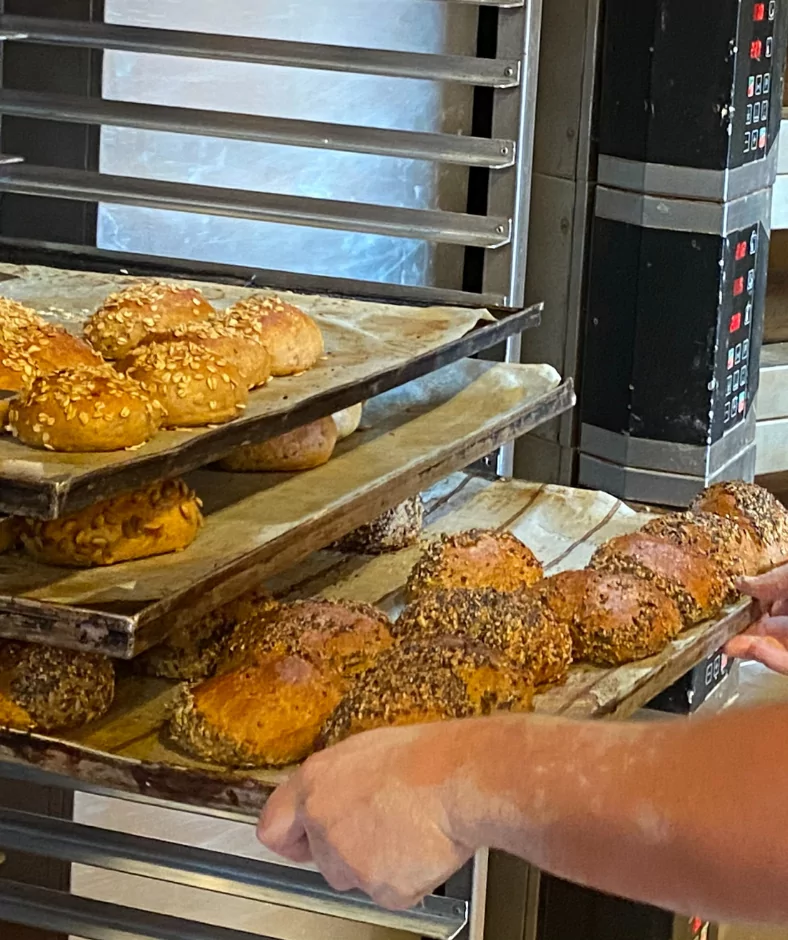 Selbstgemachte Brötchen frisch aus dem Ofen aus der Bäckerei auf dem Krewelshof.