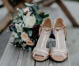 Hochzeitsstrauß und Hochzeitsschuhe.