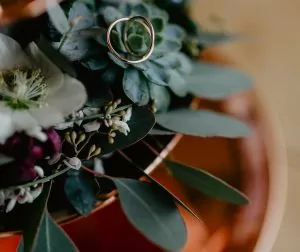 Nahaufnahme Hochzeitgesteck mit Dekoringen und verschiedenen Blumen.