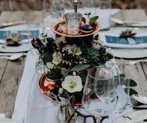 Aufwendige Gestecke und festliche Dekorationen für Ihre Hochzeit auf dem Krewelshof.