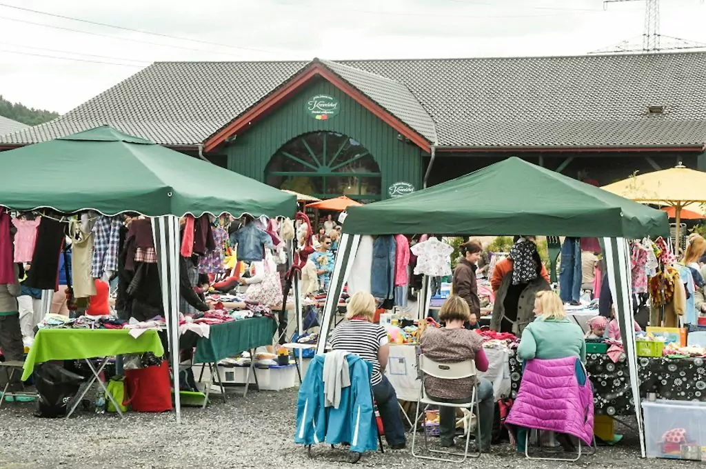 Kindersachenflohmarkt jeden letzten Sonntag auf den Krewelshöfen.