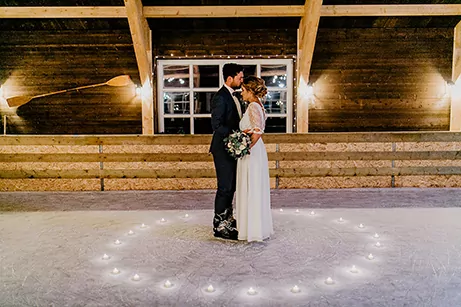 Brautpaar beim romantischen Eislaufen in der Hochzeitslocation Krewelshof.