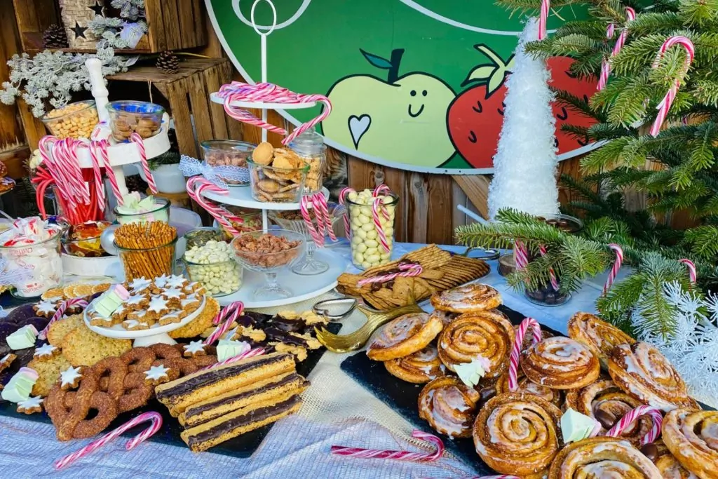 Große Auswahl an selbstgebackenen süßen Stückchen.