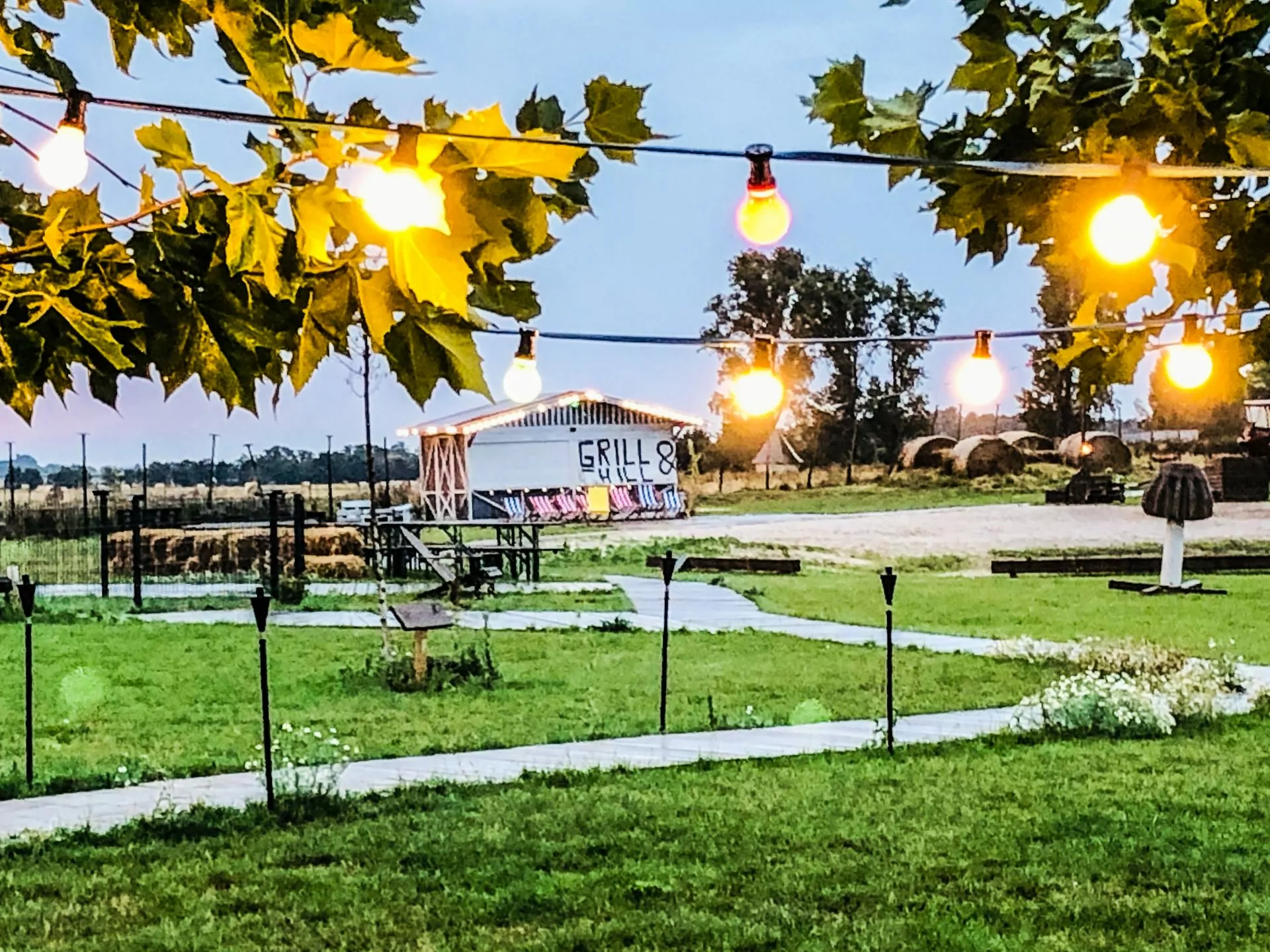 Außenbereich mit Chillout-Area auf dem Krewelshof.