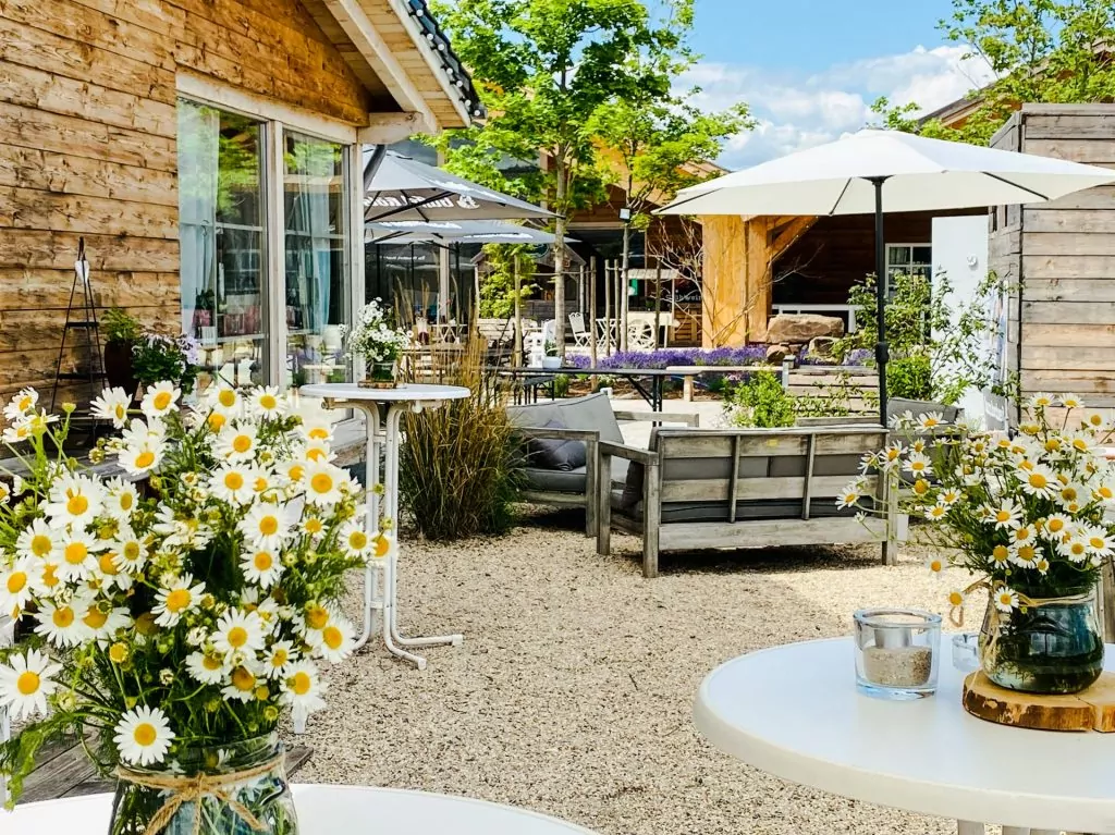 Mittagessen mit blumengeschmückten Hofambiente und Außenterrassen in den Restaurants auf den Krewelshöfen.