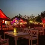 location krew eifel party feiern firmen hochzeit weihnachts events by night DJ B2B Lichter Abendbeleuchtung Fackeln Strahler Seeterrasse rot TOP